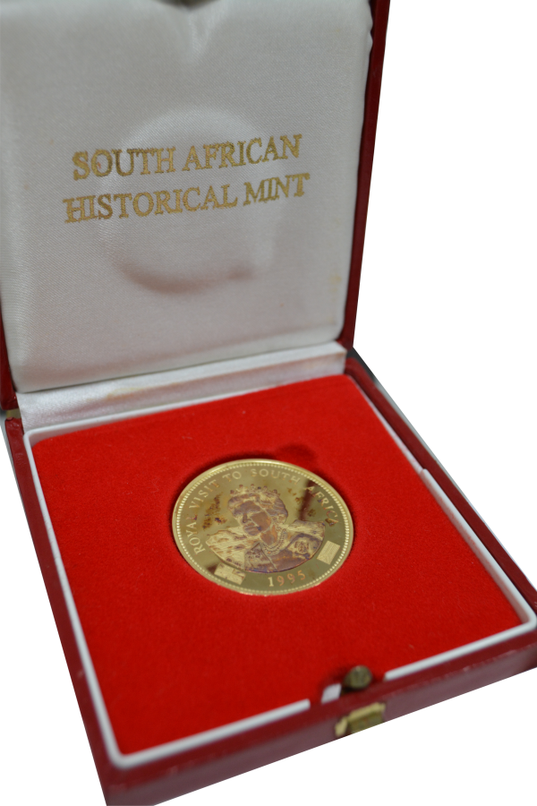 18ct Gold UK/SA Medallion - Image 3